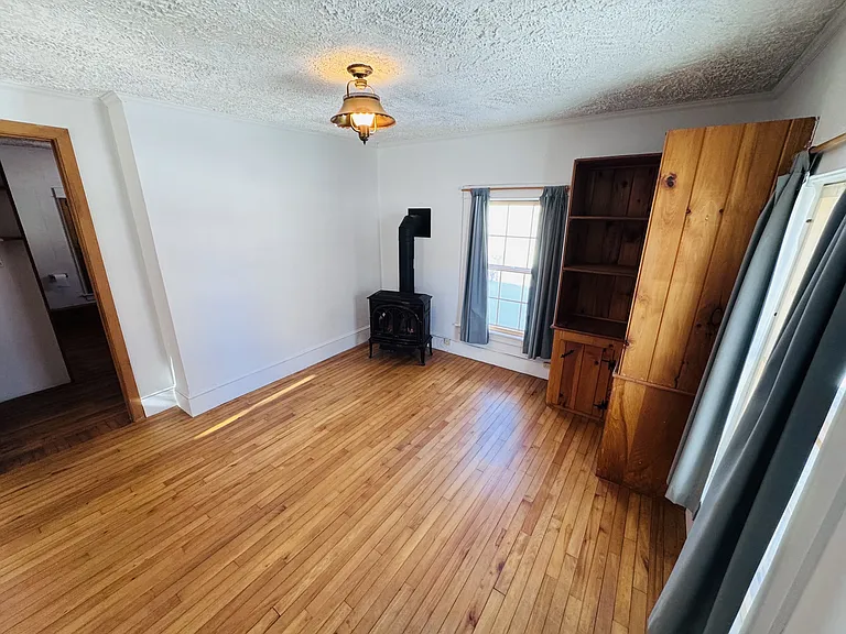 240 Pine St — Photo 2