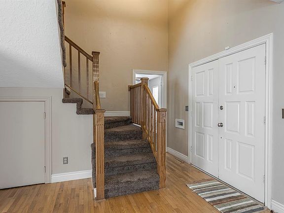 4th image of 2118 Henderson Ct