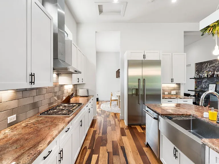 1102 W Monroe St — Photo 14