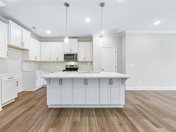 4th image of 102 Oakdale Forest Ln
