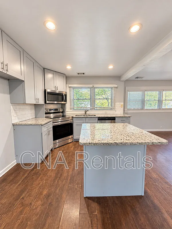 2 bed, 1.0 bath, 800 sqft, $1,795 — Photo 4