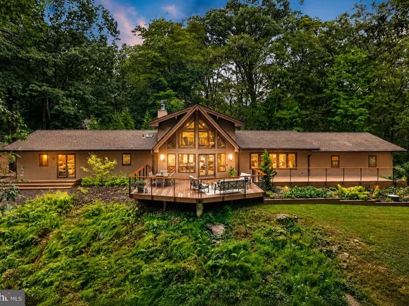 602 Featherbed Ln, Garnet Valley, PA 19060
