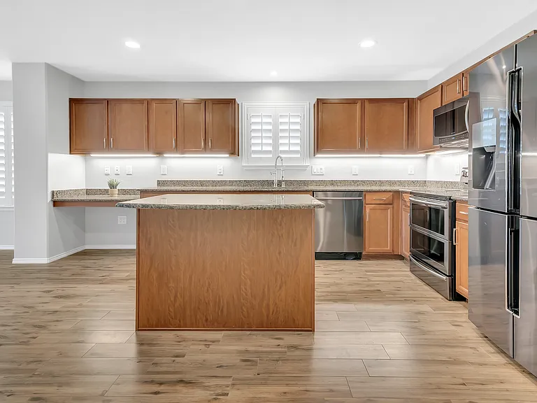 16329 Severn Ln — Photo 12