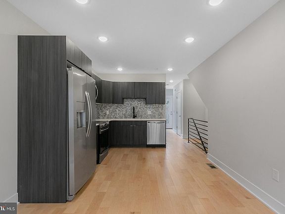 3rd image of 1932 Cambridge St #A