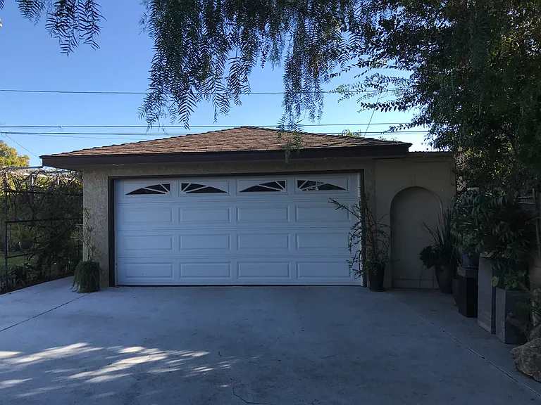 4638 Blackthorne Ave — Photo 6