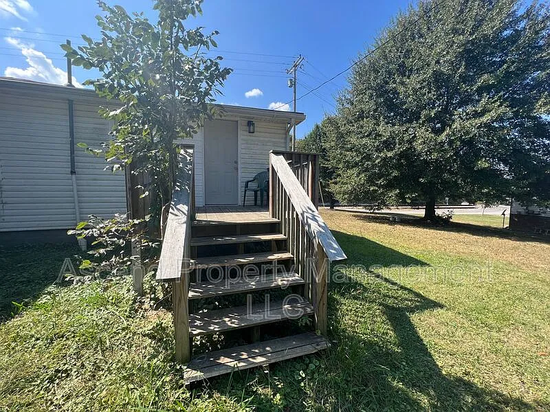 2 bed, 1.0 bath, $1,100 — Photo 3