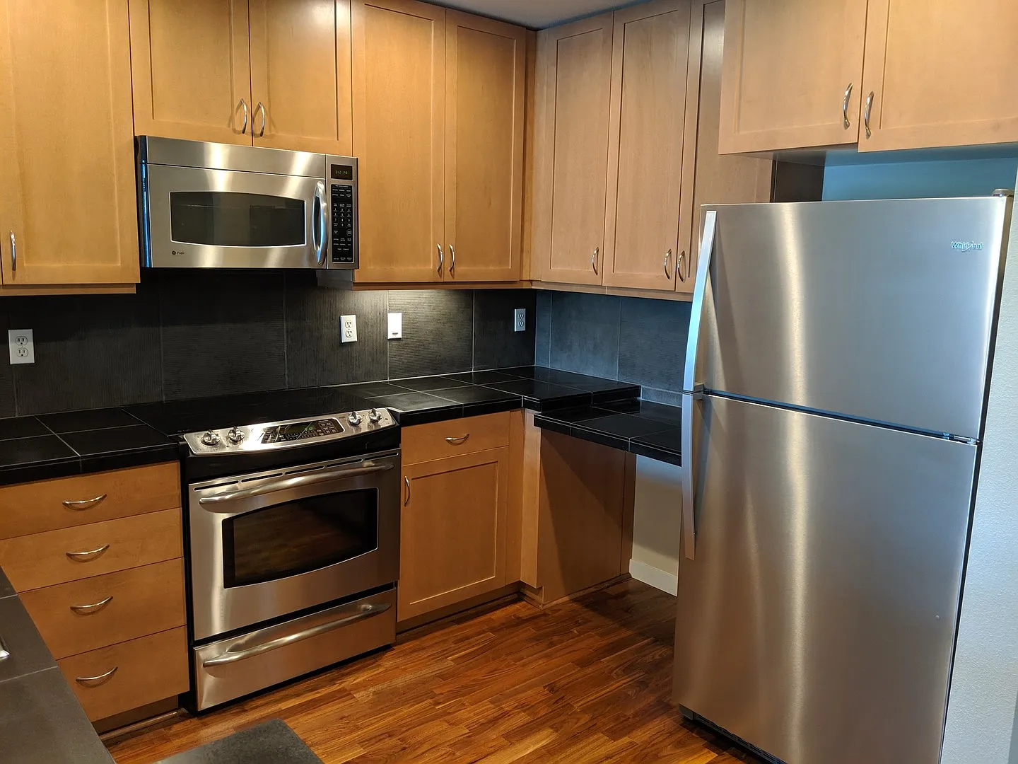 Beautiful 1 Bed 1 Bath Condo in Downtown Redmond — Photo 4