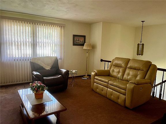 4th image of 301 Laurentz Ln