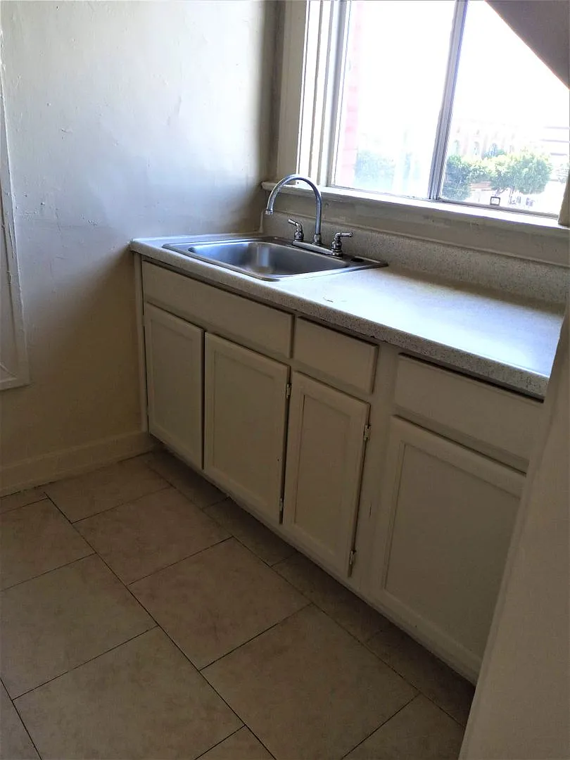 823 UNION APTS — Photo 4