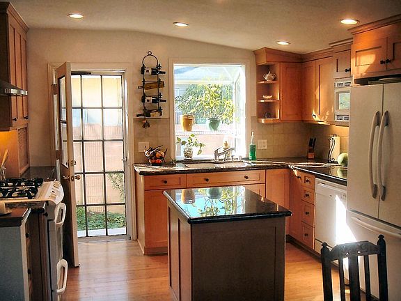 Custom Kitchen w/granite