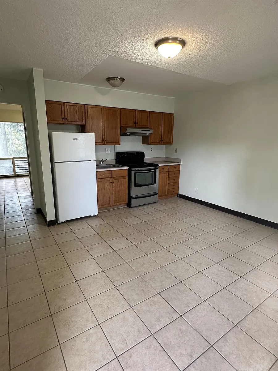 Building Photo - 142 Lakeview Cir