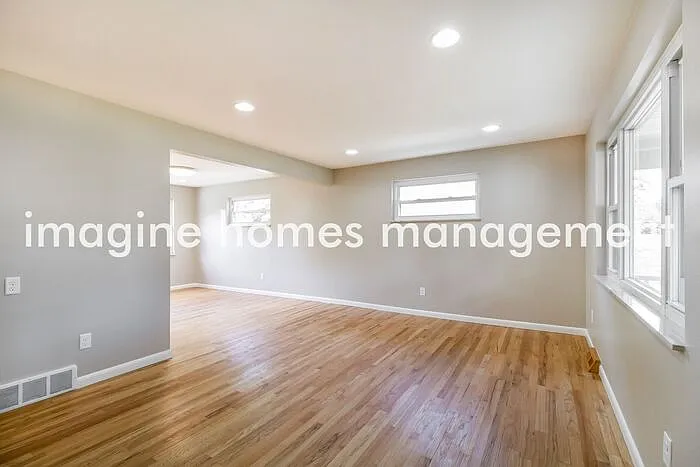 607 W Kemper Rd — Photo 3