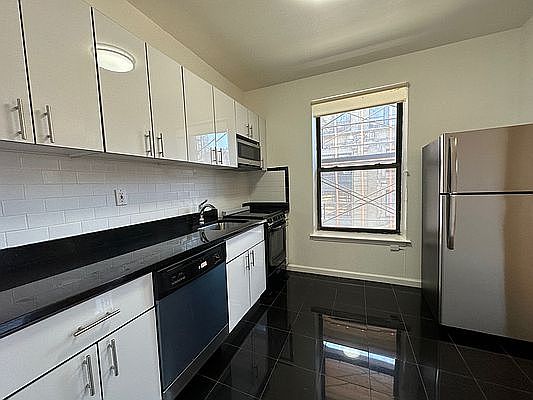 3rd image of 61 W 74th St APT 5C