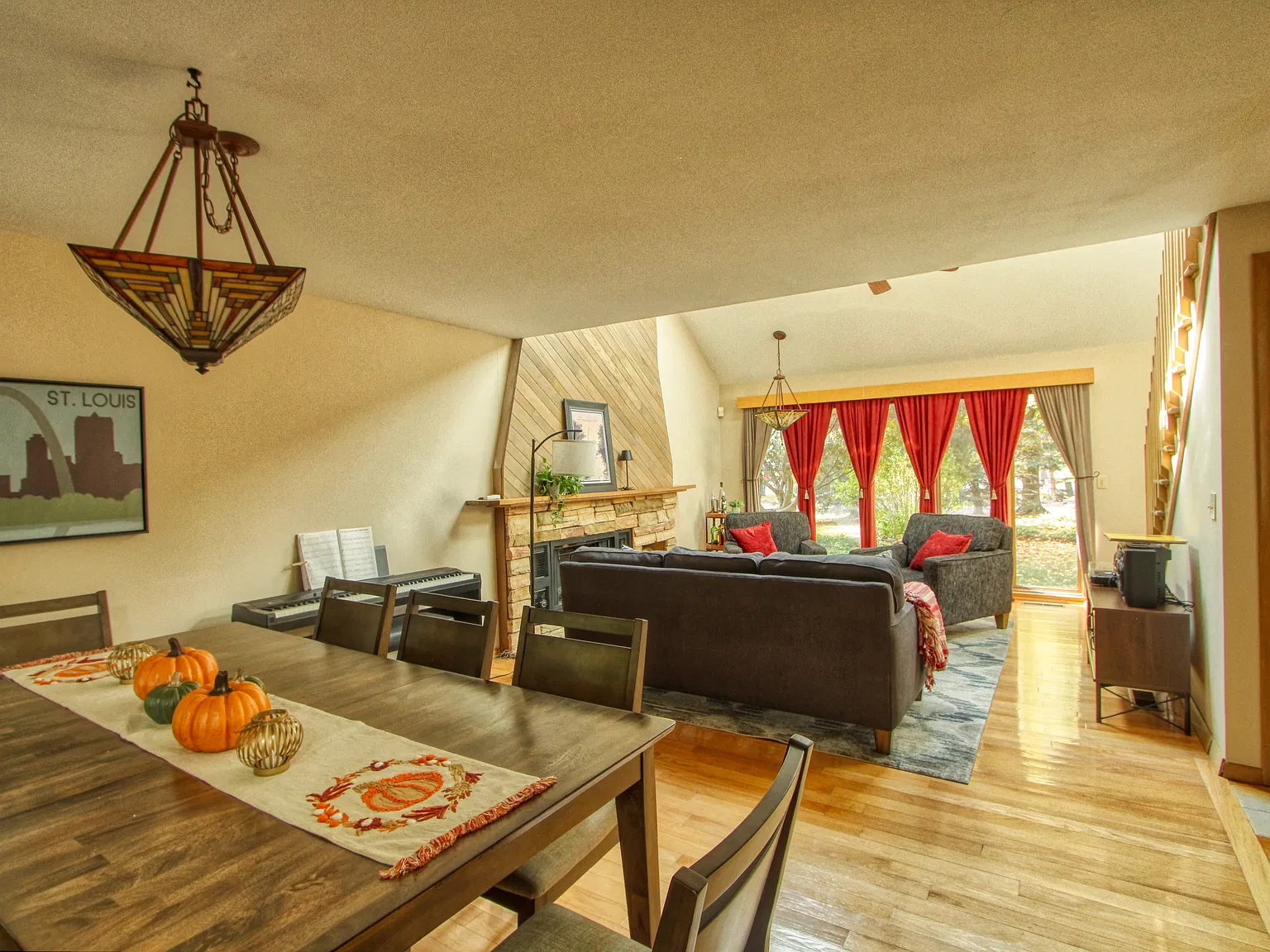 3 bed, 2252 sqft, $3,300 — Photo 3