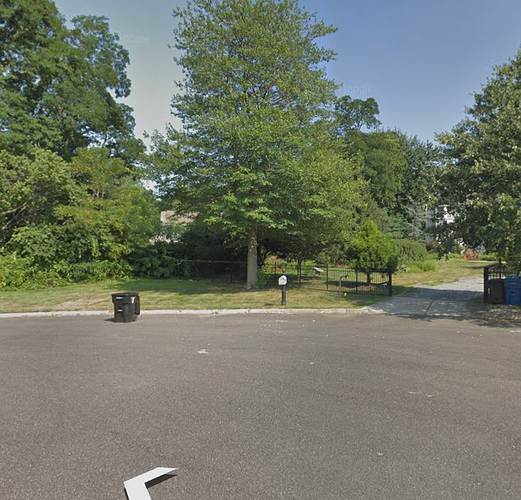 1st image of 5 Crosby Ln