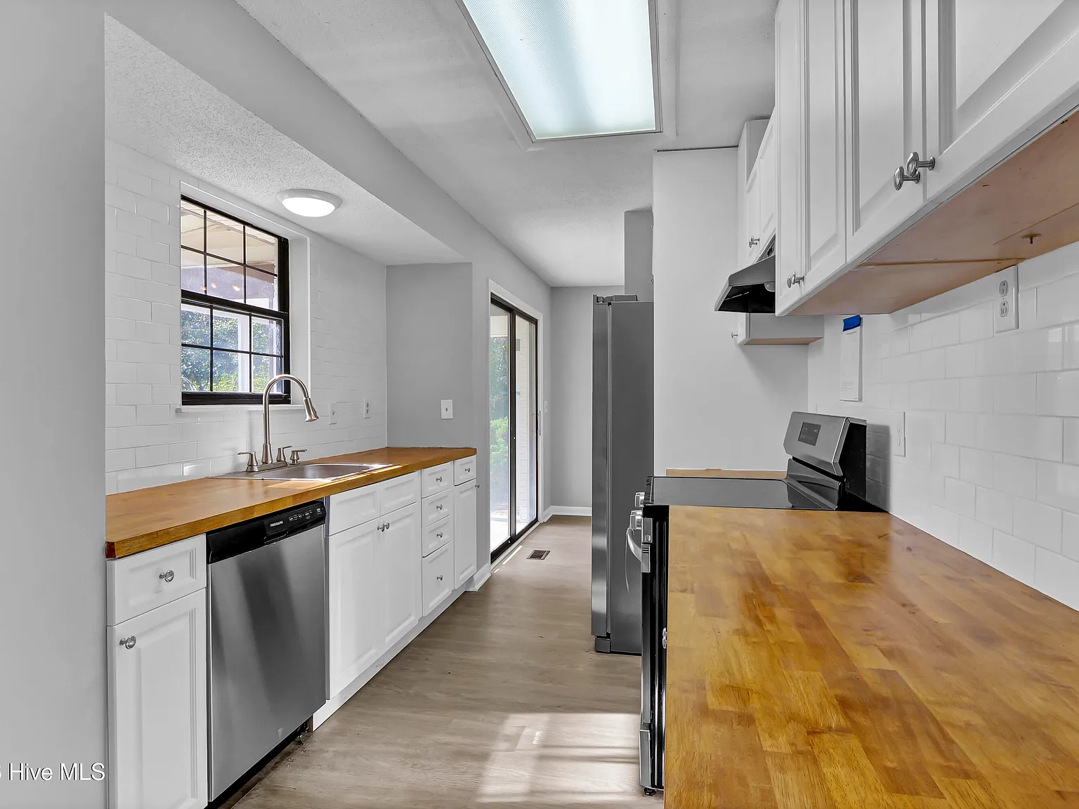 3 bed, 2.0 bath, $2,500 — Photo 2