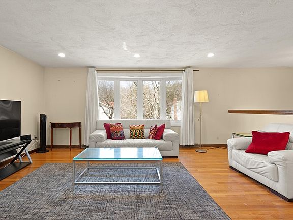 4th image of 26 Sandy Ridge Cir