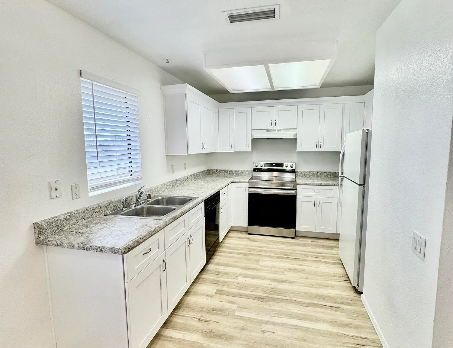 2 bed, 1.0 bath, 782 sqft, $1,575 — Photo 1