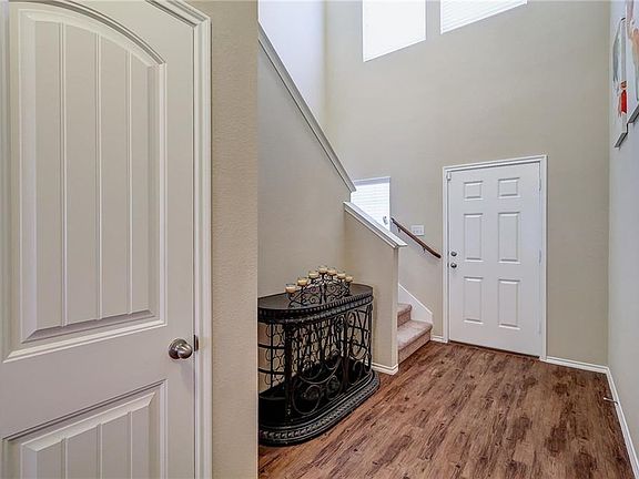 4th image of 2903 Castlebend Dr