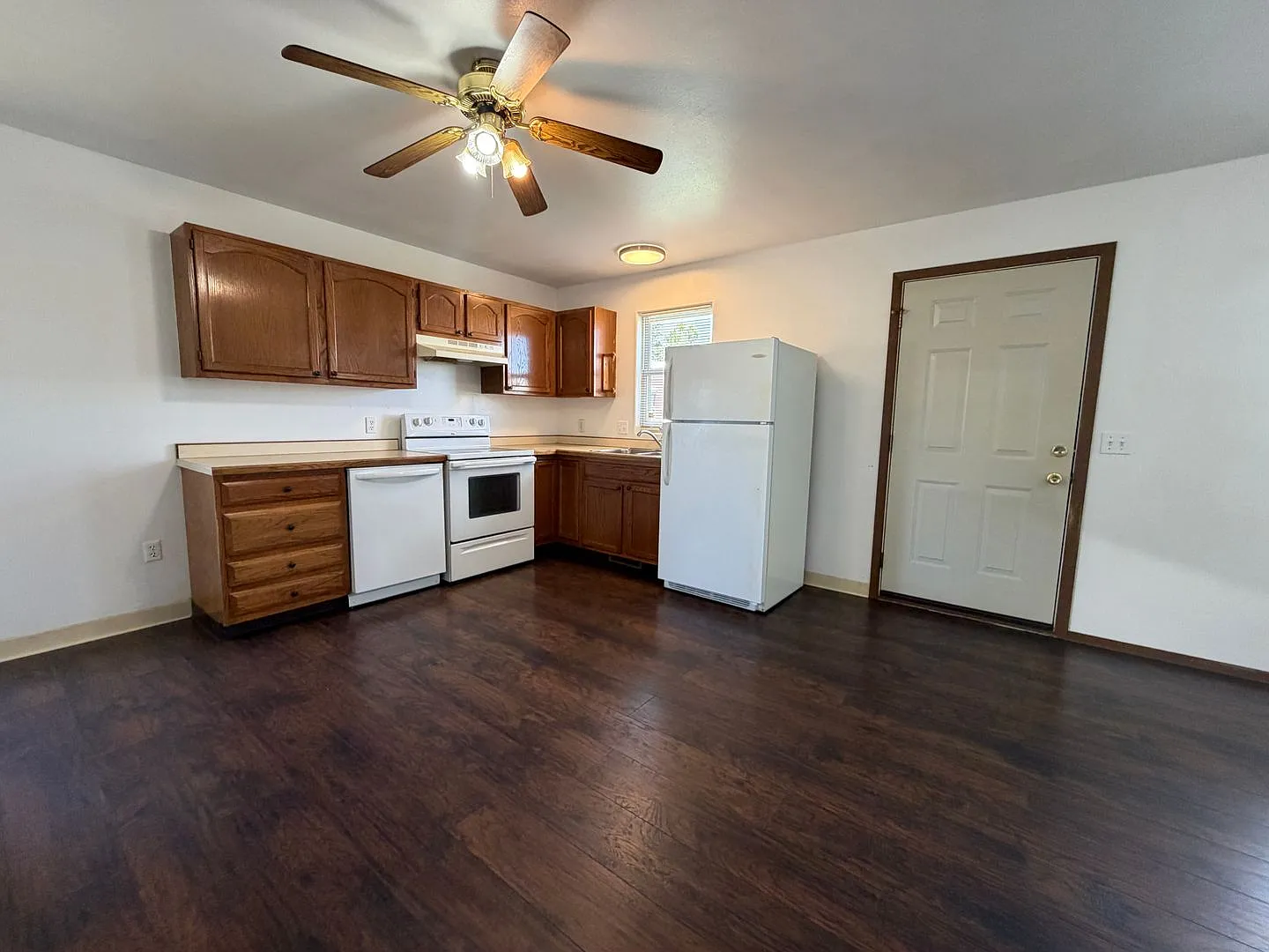 3 Bed/ 2 Bath/ 2 Car Garage Home on Westend — Photo 2