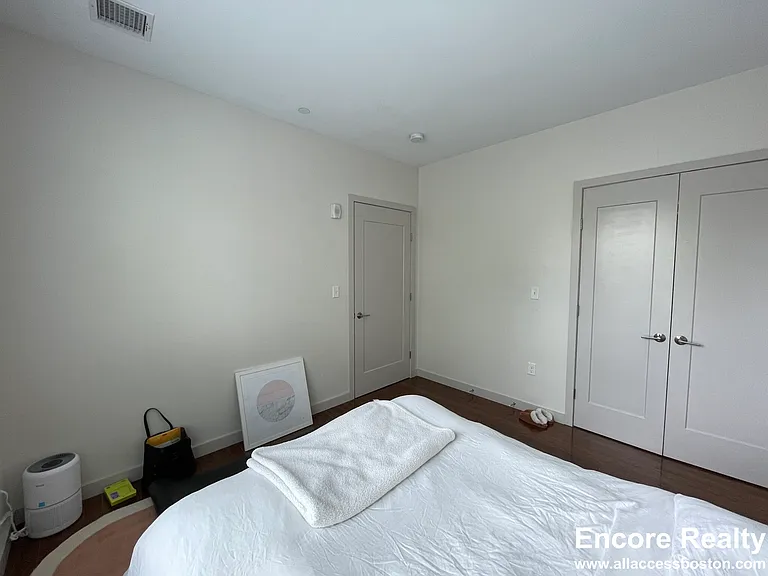 454 Harvard St #204 — Photo 12
