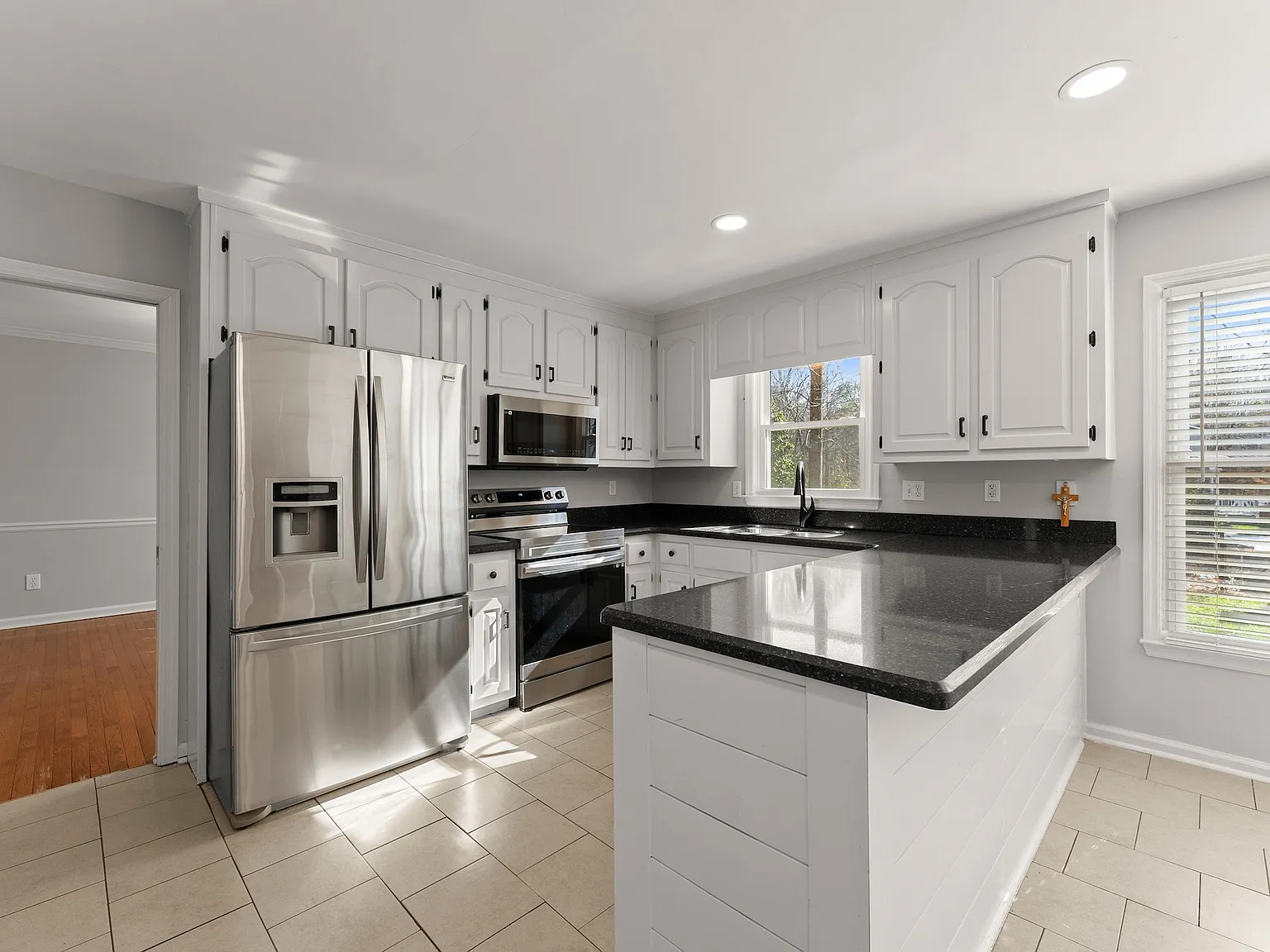 4 bed, 2363 sqft, $3,400 — Photo 3
