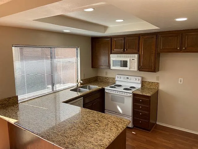 1300 Stonewood Ct — Photo 4