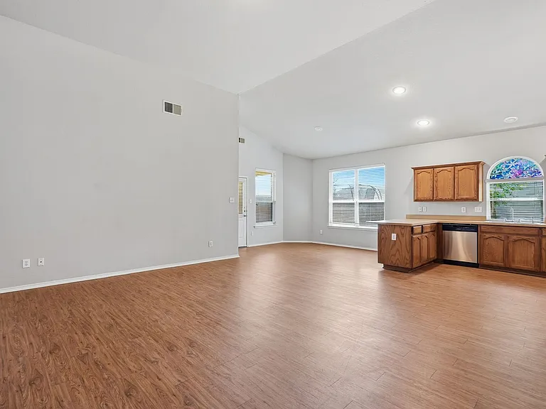 1113 Beaverwood Ln — Photo 2
