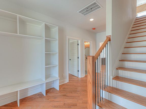 5th image of 532 Norton Ave