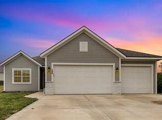 100 Creek Valley Ter, Smithville, MO 64089