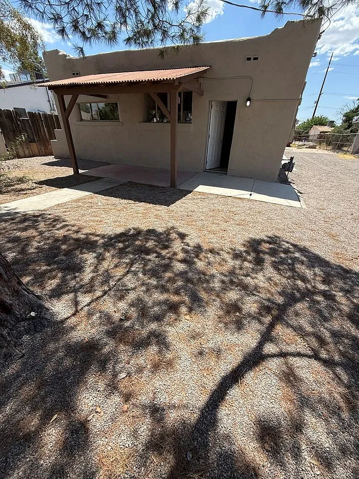3 bed, 1.0 bath, 945 sqft, $1,350 — Photo 2