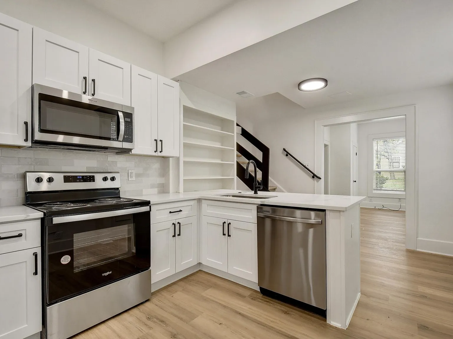 4 bed, 3278 sqft, $5,700 — Photo 4
