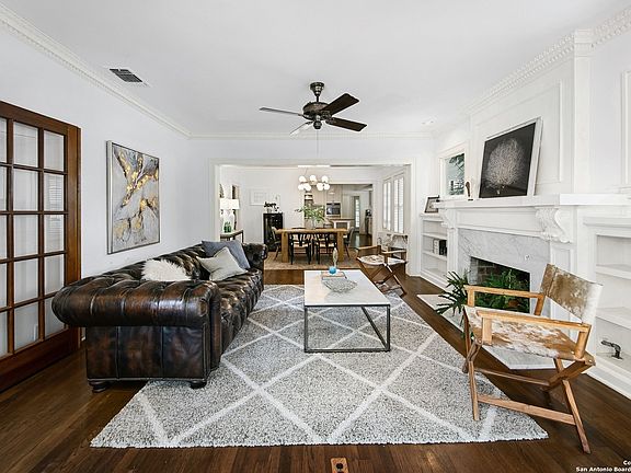 3rd image of 868 ESTES AVE