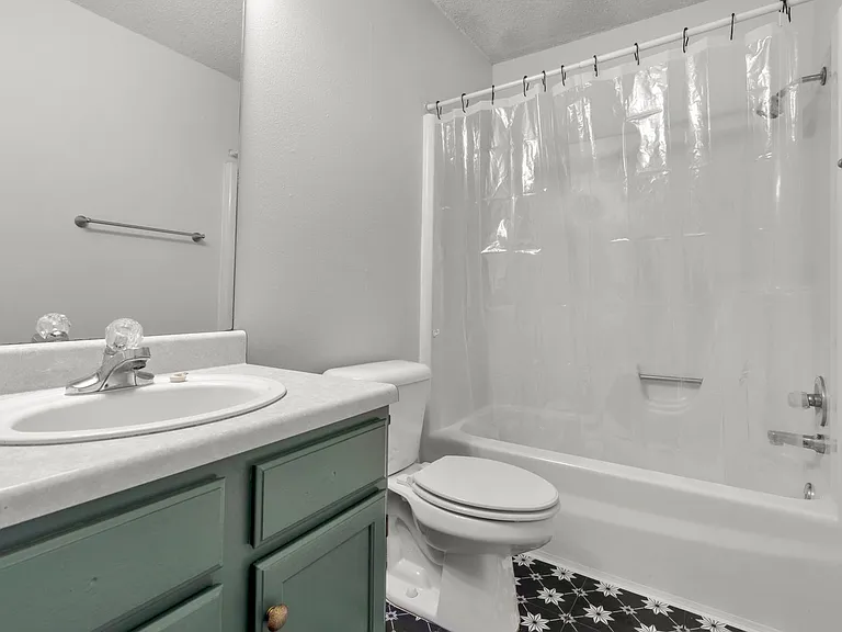 1511 N Greenleaf Dr — Photo 17