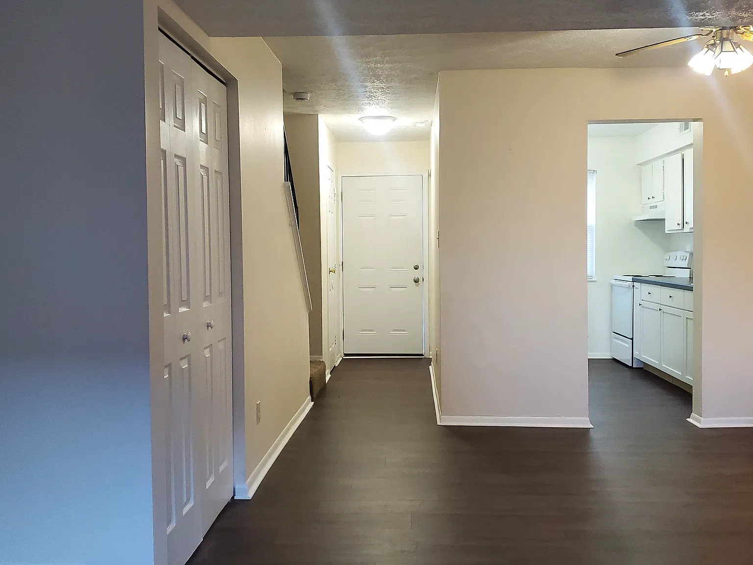 2 bed, 1.5 bath, 920 sqft, $950 — Photo 2