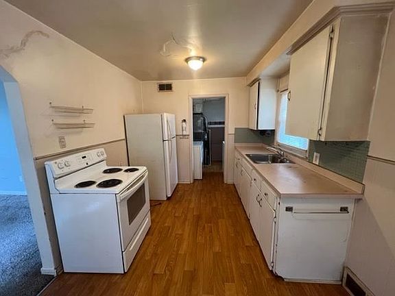 5th image of 28350 Hillview St