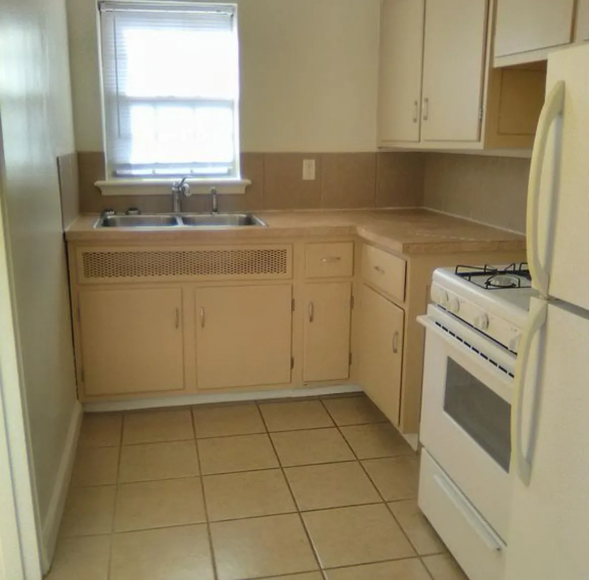 1327 Everett Ave — Photo 4