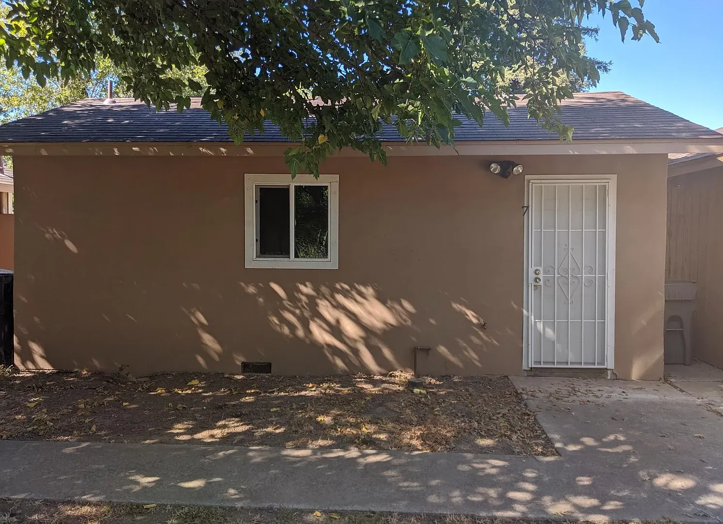 Cute and Clean 400sq ft Studio Available! — Photo 1