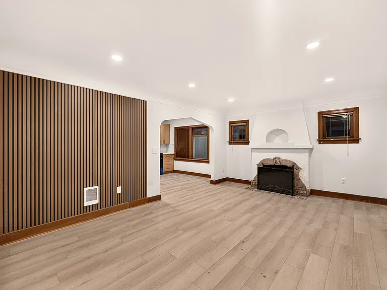1920 11th Ave W #A — Photo 1