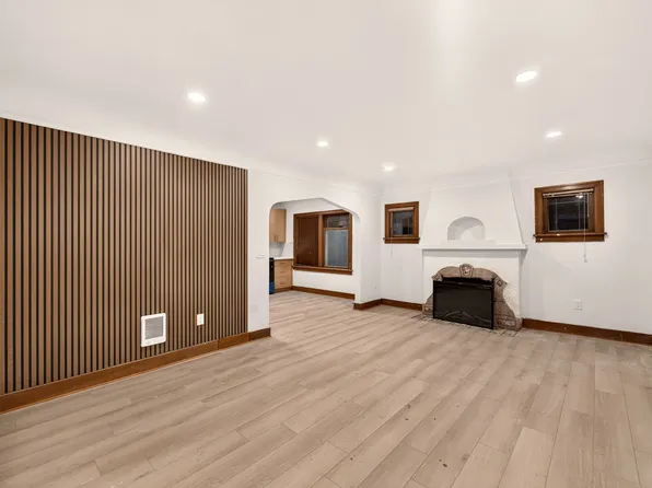 1920 11th Ave W #A, Seattle, WA 98119