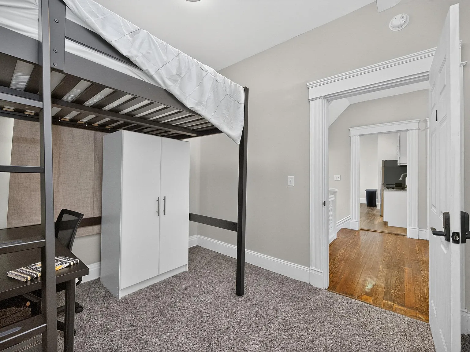 4 bed, 2.0 bath, 2000 sqft, $910 — Photo 2