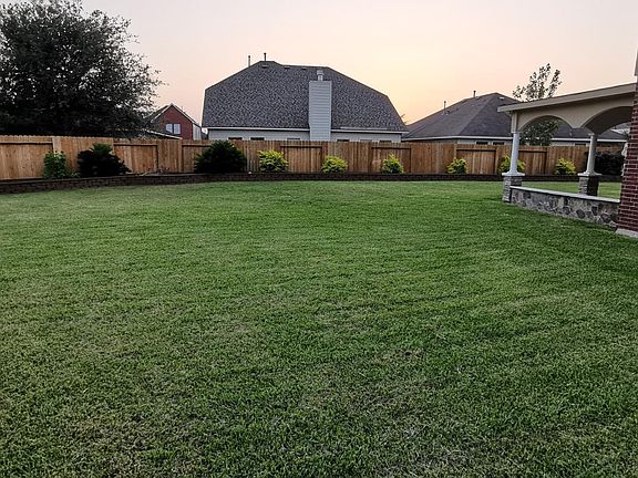 Huge backyard for your kids to run and play. Equipped with a sprinkler system for you to plant your favorite flower