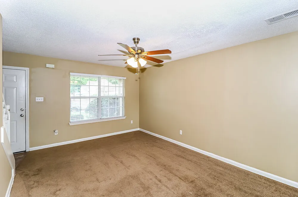 3 bed, 2.5 bath, 1258 sqft, $1,590 — Photo 3