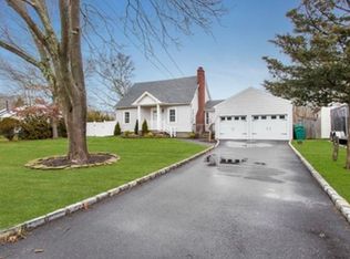33 Gravel Hill Rd, Hampton Bays, NY 11946