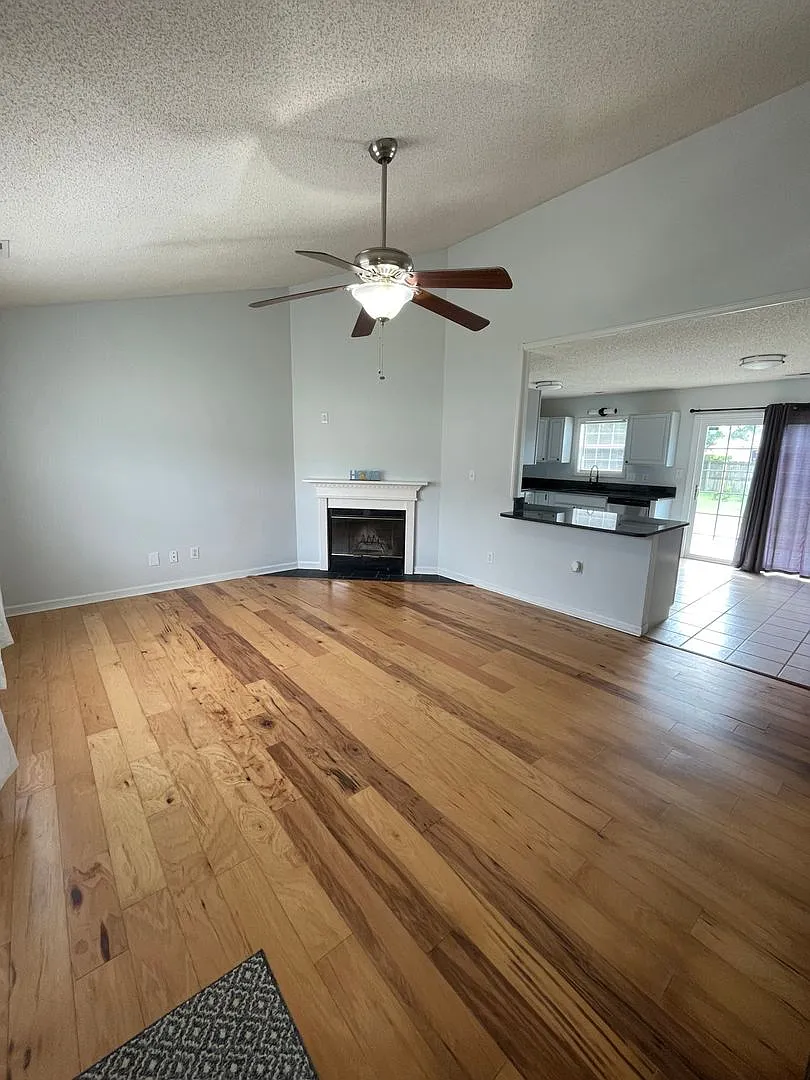 Beautiful Home in Hubert — Photo 2