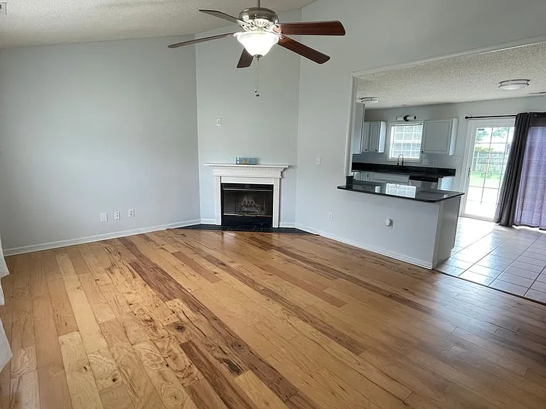 164 Glenwood Dr — Photo 2