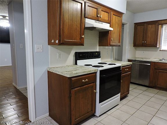 3rd image of 3418 Londonderry Rd