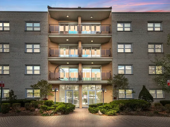 8210 Elmwood St #303, Skokie, IL 60077