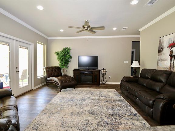 3rd image of 1303 Frankie Ln
