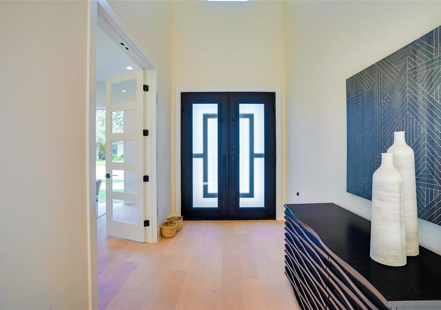 4-Bedroom 5-Bathroom Luxury Home for Rent in Mockingbird Park South, Dallas | Near Love Field & M... — Photo 3